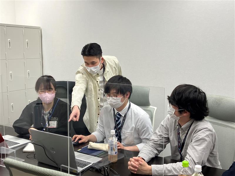 後輩に教えている先輩の姿