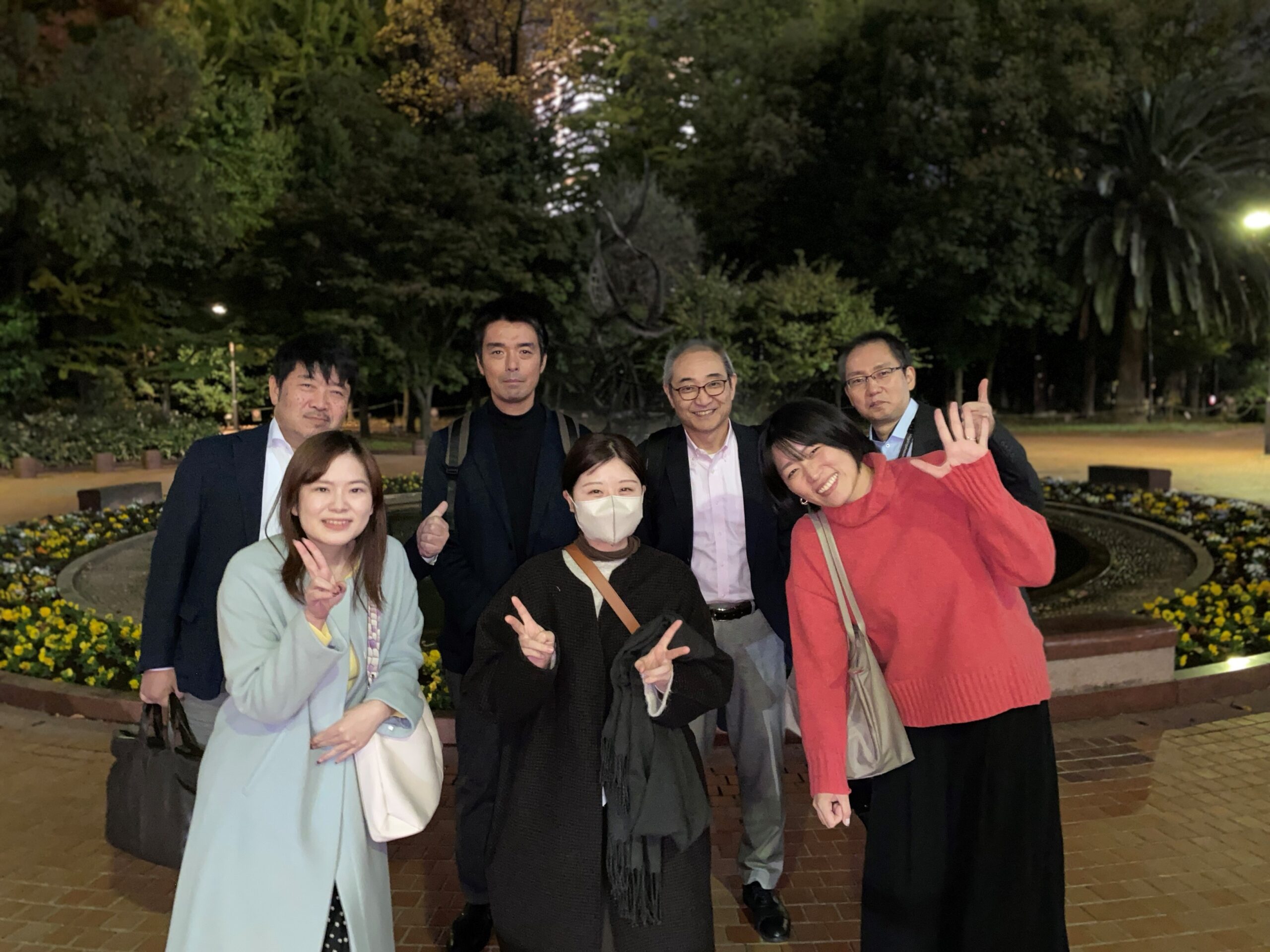 男女の集合写真