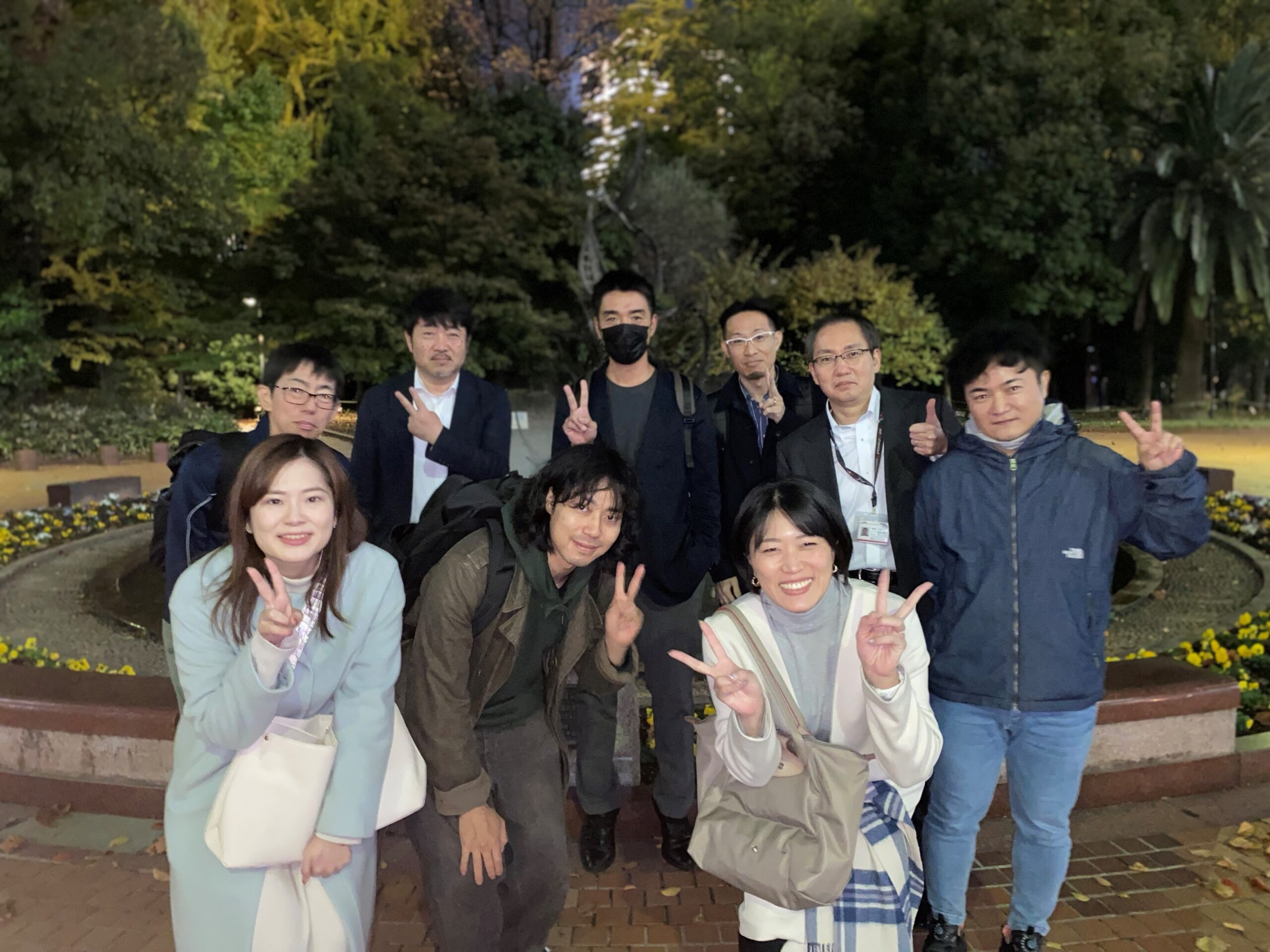 男女の集合写真